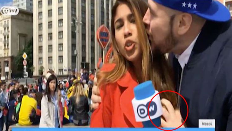 Reporter Piala Dunia 2018 asal Kolombia, Julieth Gonzalez, mendapatkan pelecehan saat melaporkan berita. Copyright: © Mirror