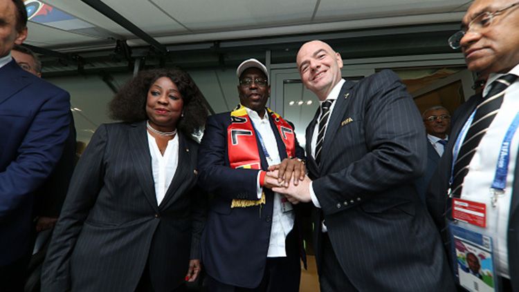 Presiden Senegal, Macky Sall bersalaman dengan Presiden FIFA, Gianni Infantino. Copyright: © Getty Images