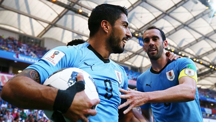 Luis Suarez selebrasi gol pertama Uruguay. Copyright: © Getty Images