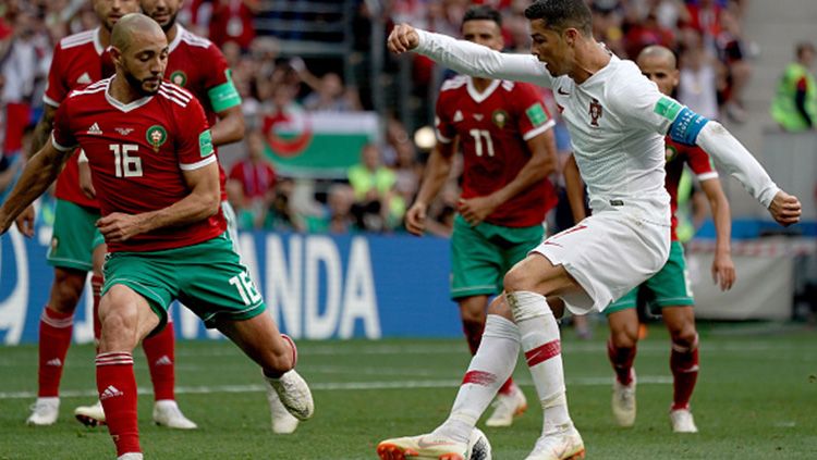Cristiano Ronaldo saat mengontrol bola dari rebutan pemain Maroko. Copyright: © Getty Images