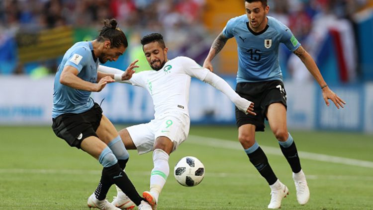 Perebutan bola oleh pemain dalam Uruguay vs Arab Saudi di Piala Dunia 2018. Copyright: © Getty Images