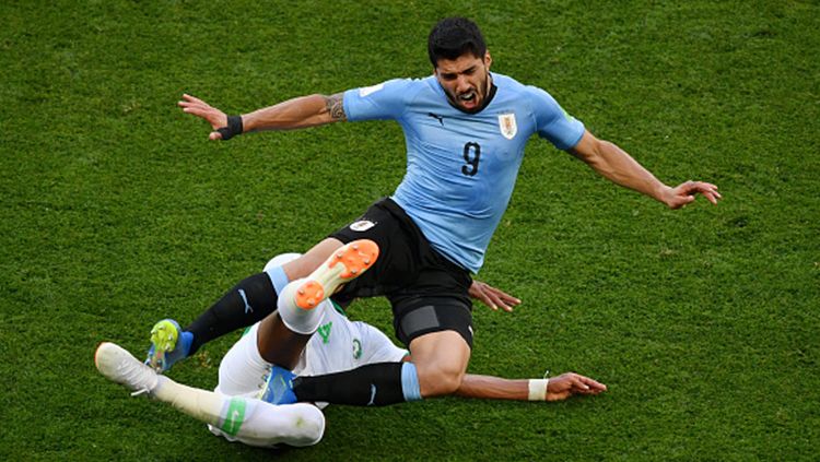 Luis Suarez mendapat tekel dari pemain Arab Saudi Copyright: © Getty Images