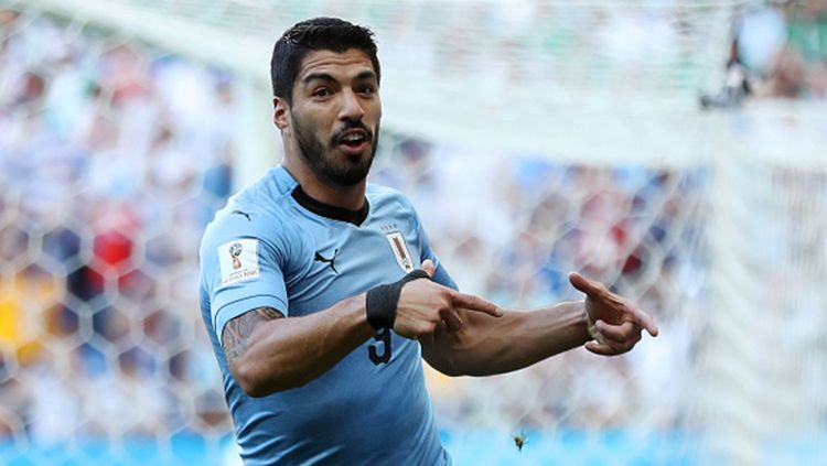 Luis Suarez selebrasi gol pertama Uruguay. Ia dikaitkan dengan tim Liga 1, Bali United. Copyright: © Getty Images