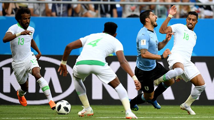 Suarez dilanggar saat laga Uruguay vs Arab Saudi di Piala Dunia 2018. Copyright: © Getty Images