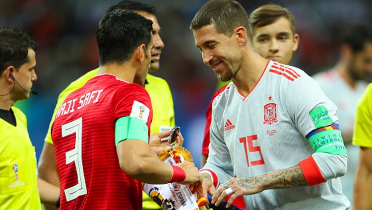 Kedua kapten saling bersalaman sebelum kick off. Copyright: © Getty Images