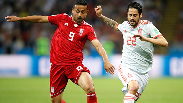 Isco berusaha untuk merebut bola dari pemain Iran. Copyright: © Getty Images