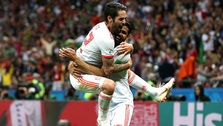 Diego Costa dan Isco usai cetak gol ke gawang Iran. Copyright: © Getty Images