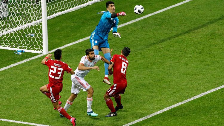 Kiper Iran Alireza Beiranvand saat menghalau bola di Piala Duna 2018. Copyright: © Getty Images