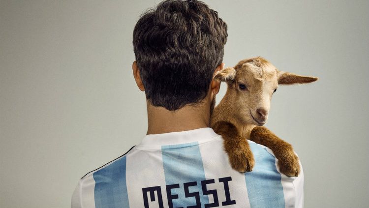 Sesi Foto Messi bersama kambing untuk Paper Magazine. Copyright: © Paper Magazine