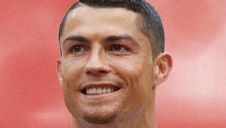 Cristiano Ronaldo tampil dengan gaya janggut yang baru jelang laga melawan Maroko (20/06/18). Copyright: © GQ