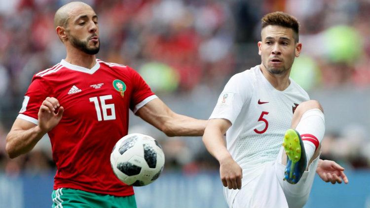 Pemain Maroko Nordin Amrabat dan Pemain Portugal Raphael Guerreiro berduel di Piala Dunia 2018. Copyright: © Getty Images