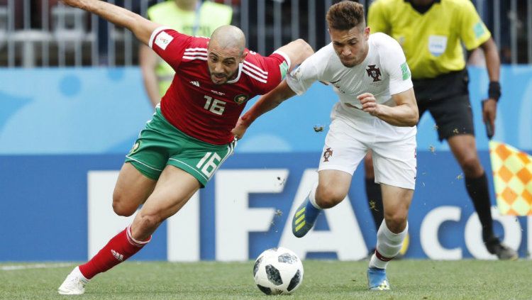 Pemain Maroko Nordin Amrabat dan Pemain Portugal Raphael Guerreiro berduel di Piala Dunia 2018. Copyright: © Getty Images