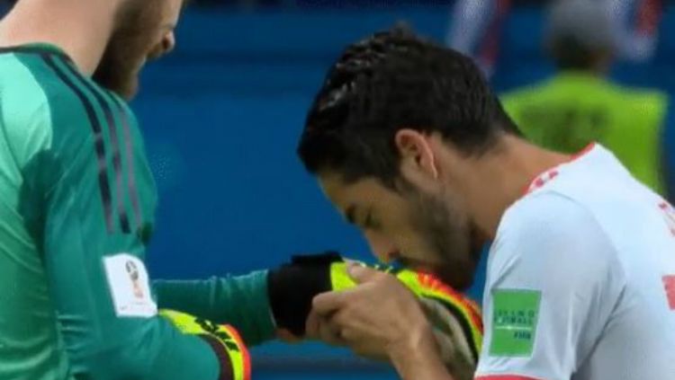 Isco Mencium Sarung Tangan David de Gea Usai Laga Spanyol vs Maroko di Piala Dunia 2018 Copyright: © Fox Sports