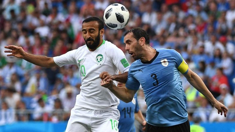 Diego Godin berduel dengan pemain Arab Saudi. Copyright: © Al-Arabiya