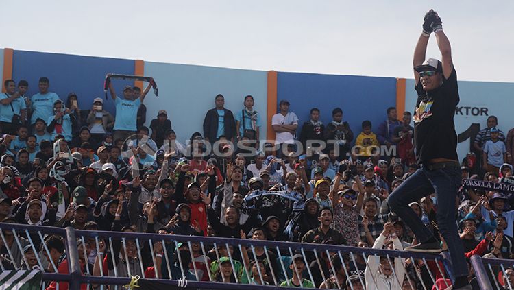Bonek Mania saat mendukung Persebaya Surabaya berlaga. Copyright: © Fitra Herdian/INDOSPORT