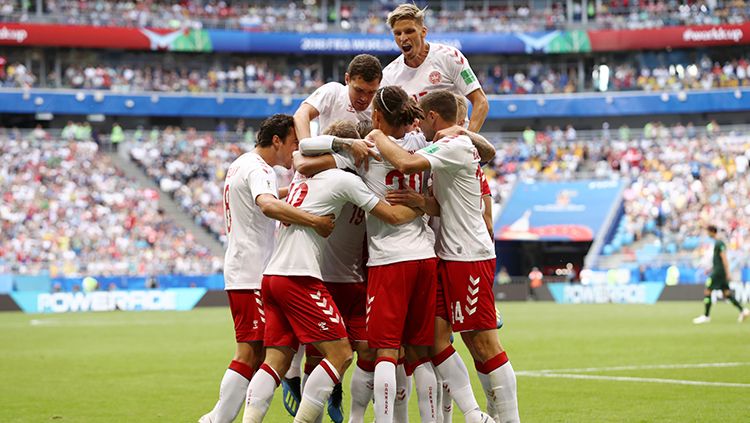 Para pemain Denmark berselebrasi merayakan gol yang dicetak oleh Christian Eriksen. Copyright: © Getty Images