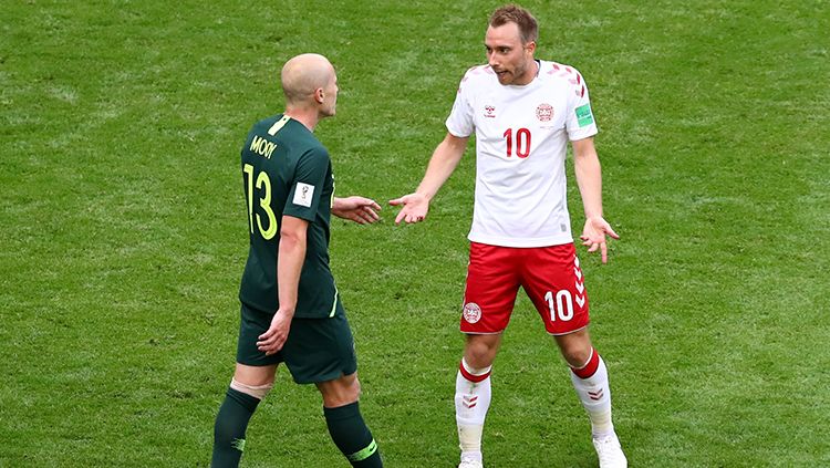 Salah satu momen dalam pertandingan Denmark vs Australia. Copyright: © Getty Images