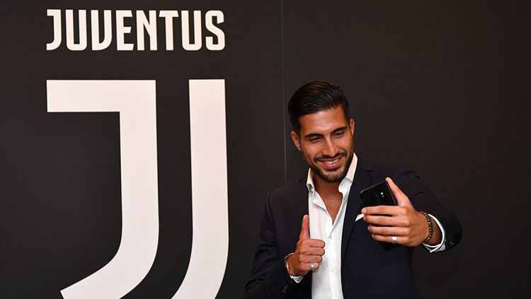Emre Can saat berfoto dengan logo Juventus. Copyright: © Twitter/@juventusfc