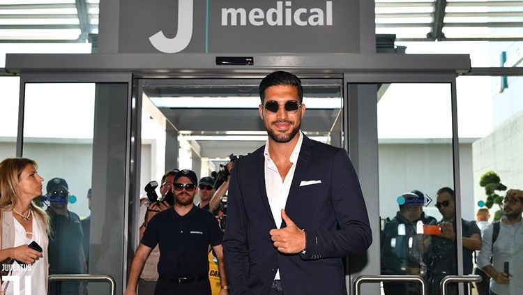 Emre Can saat tiba di J Medical untuk tes medis. Copyright: © Twitter/@juventusfc