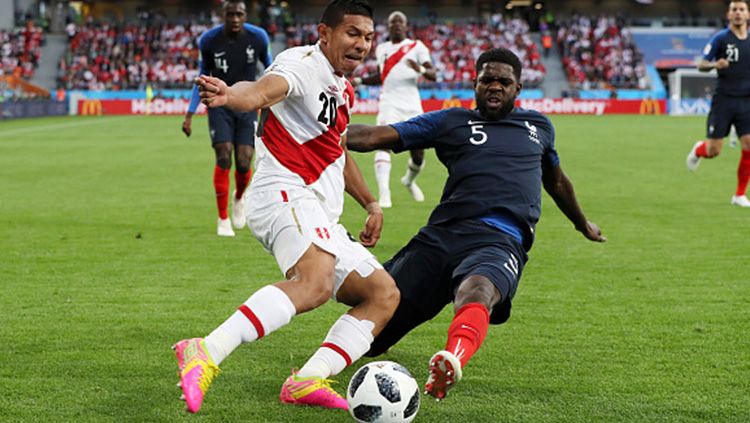 Samuel Umtiti berusaha merebut bola dari pemain Peru. Copyright: © Getty Images