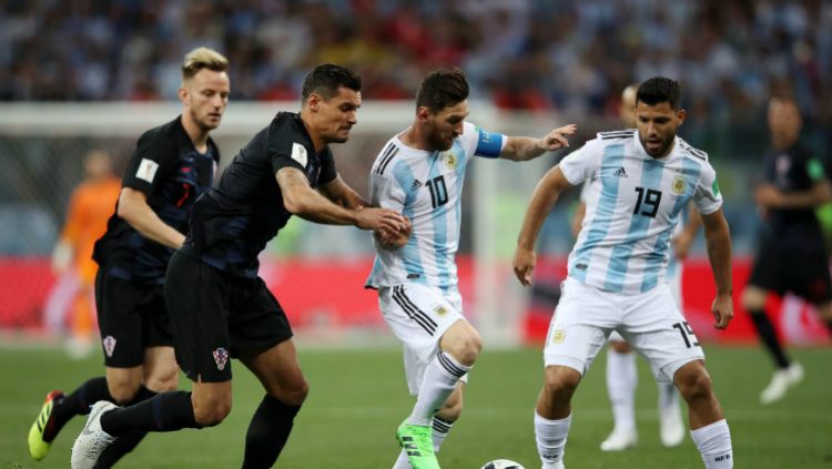 Lionel Messi mencoba menjaga bola dari kejaran pemain Kroasia. Copyright: © fifa.com