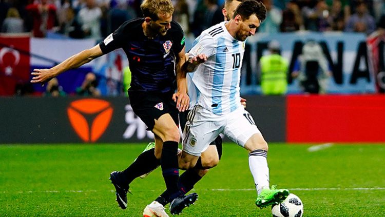 Lionel Messi saat melindungi bola dari rebutan pemain Kroasia. Copyright: © Getty Images