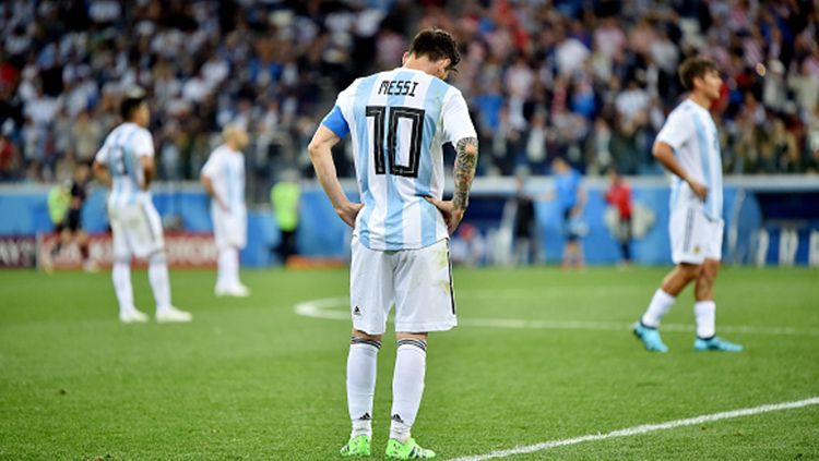 Lionel Messi tertunduk lesu usai gawang Argentina kebobolan atas Kroasia di laga kedua penyisihan Grup D Piala Dunia 2018. Copyright: © Getty Images