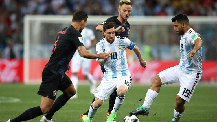 Bintang Argentina Lionel Messi saat berduel dengan pemain Kroasia di Piala Dunia 2018. Copyright: © Getty Images