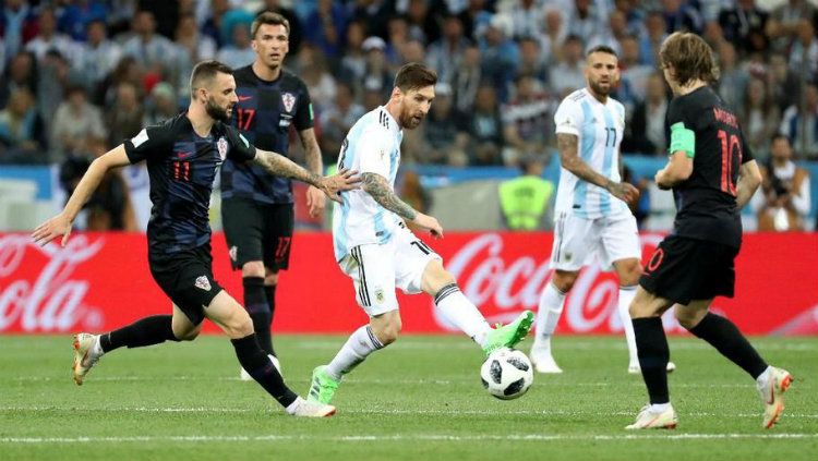 Lionel Messi berusaha melewati pemain lawan di Piala Dunia 2018. Copyright: © Getty Images