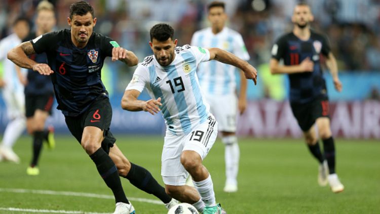 Dejan Lovren mencoba menghentikan Sergio Aguero dalam laga Piala Dunia 2018, Argentina vs Kroasia. Copyright: © Getty Images