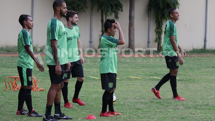 Persebaya Surabaya saat latihan. Copyright: © Fitra Herdian/INDOSPORT