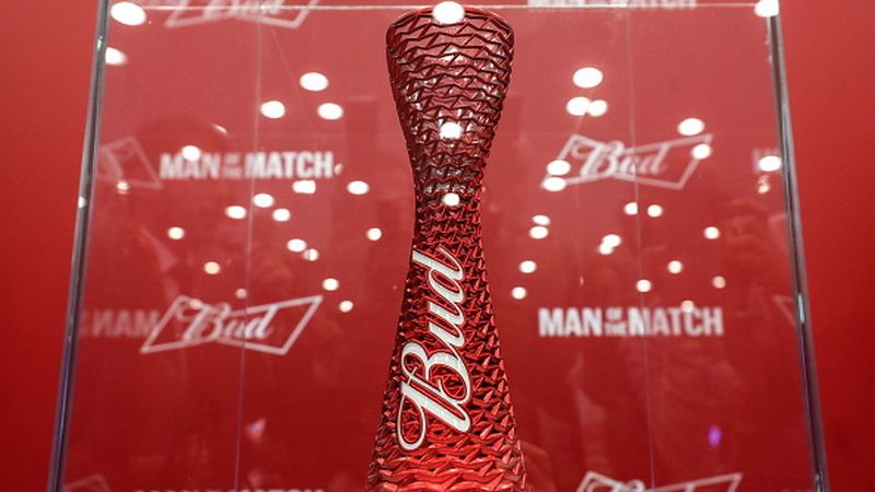 Trofi Penghargaan Man of the Match Piala Dunia 2018 oleh Budweiser. Copyright: © Getty Images