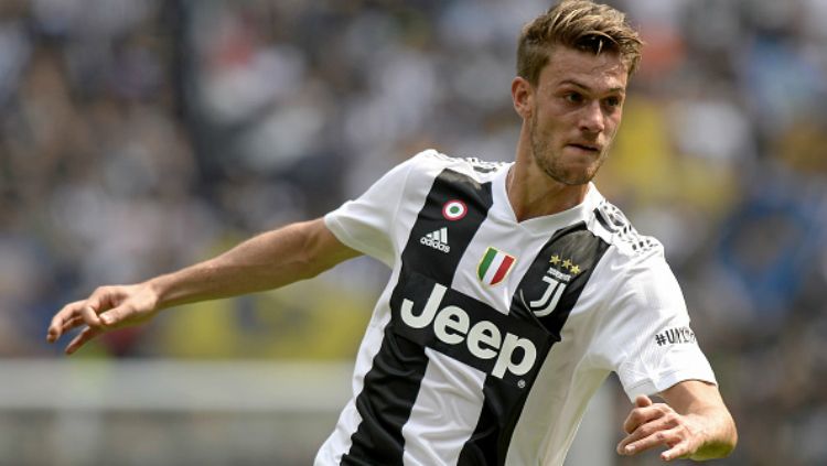 Klub sepak bola Serie A Italia, AS Roma, kabarnya sudah sangat dekat untuk bisa mendatangkan bek Juventus, Daniele Rugani, setelah Barcelona menolaknya. Copyright: © Getty Images