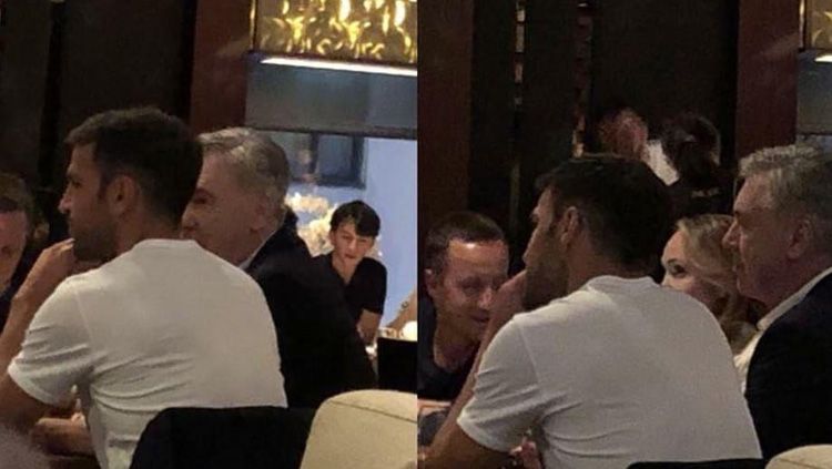 Cesc Fabregas dan Carlo Ancelotti terlihat makan malam bersama di salah satu restoran Rusia. Copyright: © Twitter Italian Football TV