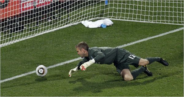 Blunder yang dilakukan kiper Inggris, Robert Green. Copyright: © The New York Times