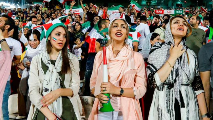 Suporter wanita Timnas Iran diperbolehkan nonton sepakbola di stadion. Copyright: © Getty Images