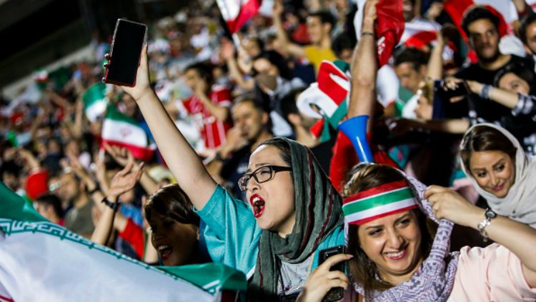 Fans wanita Iran diperbolehkan nonton sepakbola di stadion. Copyright: © Getty Images