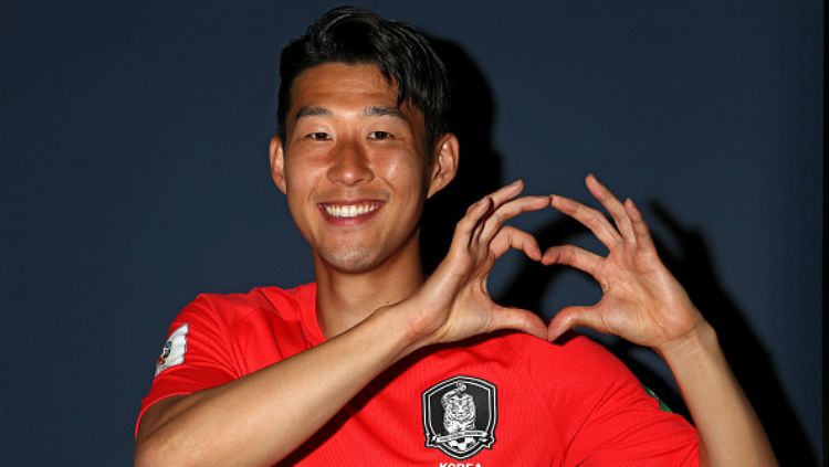 Korea Selatan auto full senyum setelah pelatih Tottenham Hotspur, Antonio Conte, pastikan Son Heung-min bisa main di Piala Dunia 2022. Copyright: © Getty Images