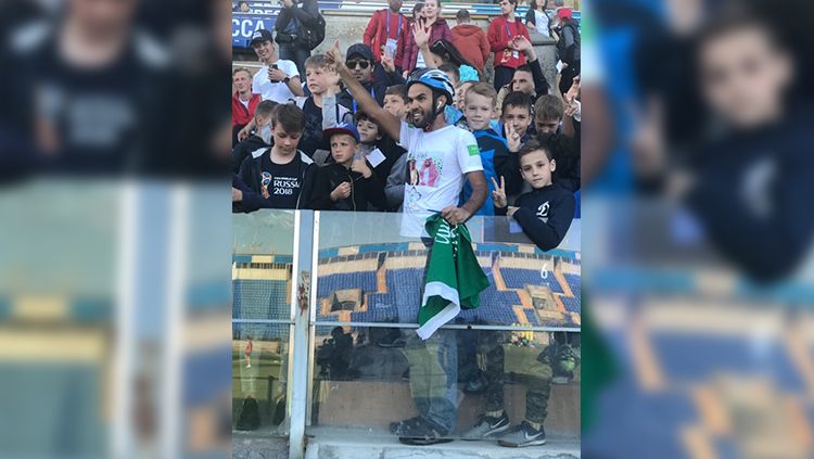 Fahd Al-Yahya rela mengayuh sepeda dari Riyadh hingga ke Moskow demi mendukung Arab Saudi di Piala Dunia 2018. Copyright: © Twitter@FIFAWorldCupKSA