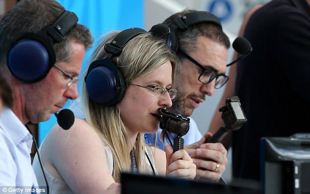 Vicki Sparks menjadi komentator pertandingan Portugal vs Maroko untuk TV BBC. Copyright: © dailymail.co.uk