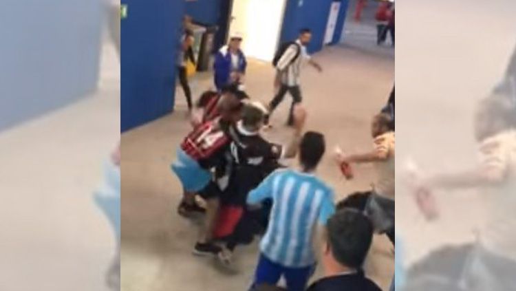 Oknum fans Argentina pukuli suporter Kroasia di pertandingan kedua penyisihan grup. Copyright: © The Sun