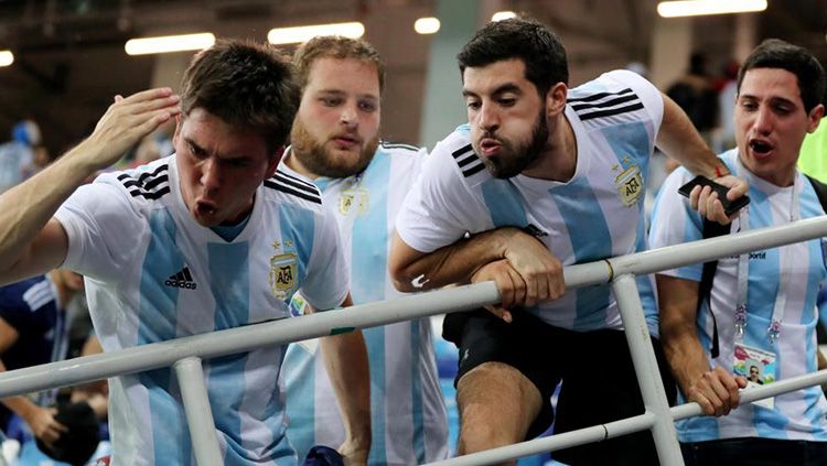 Fans Argentina meludah dari atas tribun sebagai bentuk kekesalannya terhadap pemainan buruk timnya. Copyright: © The Sun