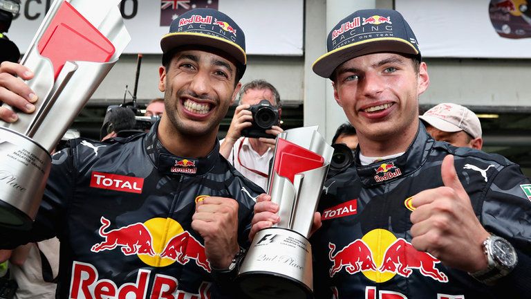 Max Verstappen (kanan) mengingat kembali masa-masanya masih menjadi partner Daniel Ricciardo di Red Bull Racing. Copyright: © Sky Sport