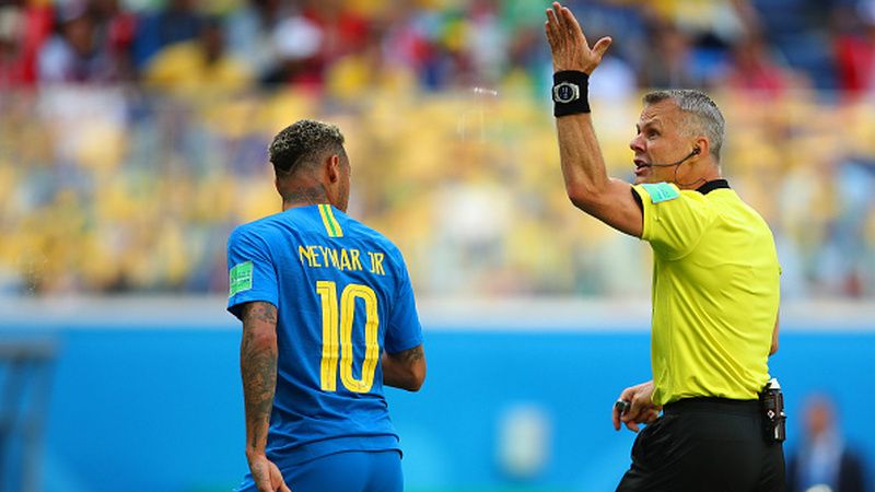 Neymar tampak kecewa pasca penalti untuk Brasil dibatalkan di ajang Piala Dunia 2018. Copyright: © Getty Images