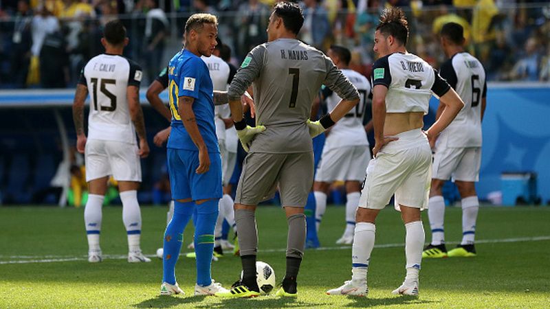 Neymar berbincang dengan Keylor Navas saat wasit mengecek video reka ulang dalam laga Piala Dunia 2018. Copyright: © Getty Images