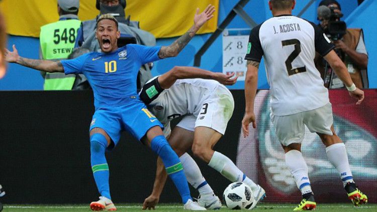 Diving Neymar di Laga Brasil melawan Kosta Rika di Piala Dunia 2018 (22/06/18). Copyright: © Reuters
