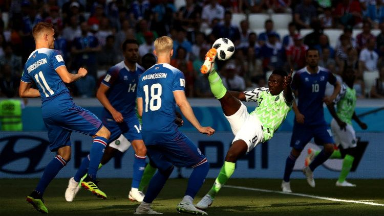 Oghenekaro Etebo mencoba melepaskan tembakan salto di pertahanan Islandia. Copyright: © fifa.com