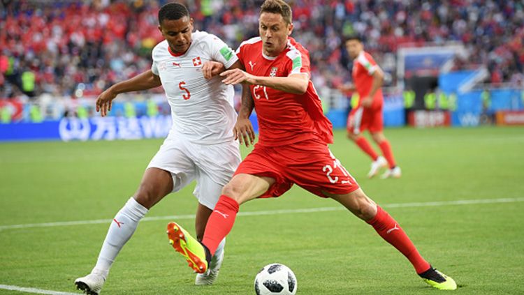 Nemanja Matic saat membela Serbia melawan Swiss. Copyright: © Getty Images