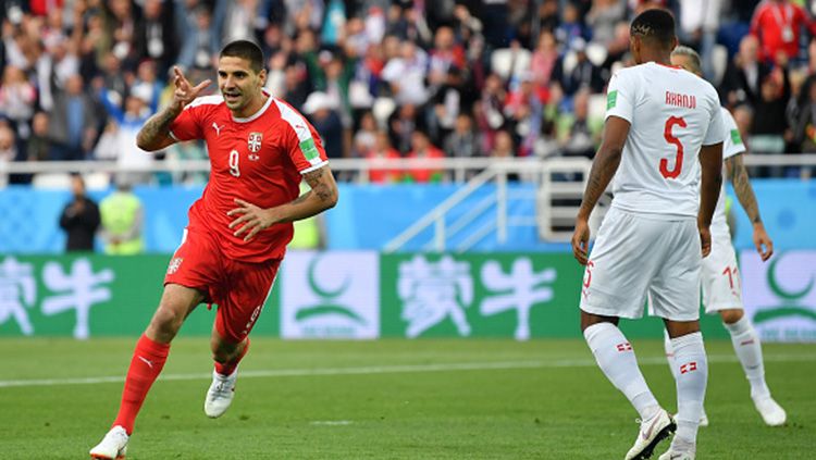 Selebrasi Aleksandar Mitrovic usai bobol gawang Swiss. Copyright: © Getty Images