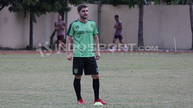 Robertino Pugliara saat melakukan sesi latihan bersama Persebaya. Copyright: © INDOSPORT/Fitra Herdian